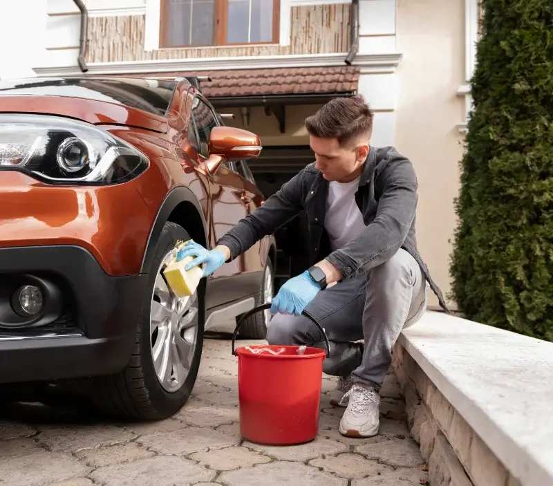 Lavage auto à domicile Pontaumur : professionnel intervenant sur un véhicule
